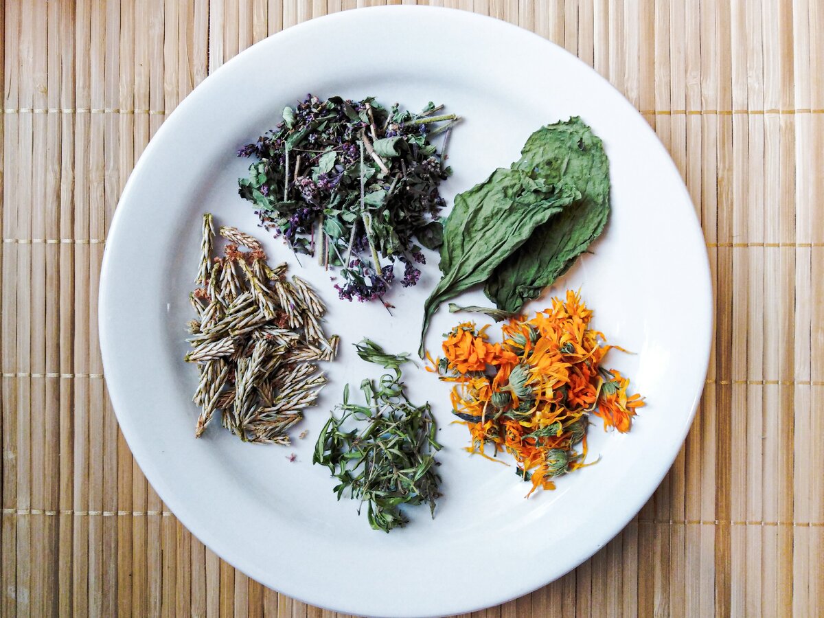 Подготавливаю составляющие чая 