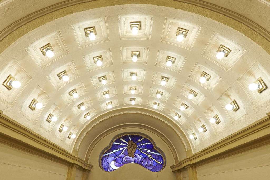 Посетителей культурного центра встречает шикарная иллюминация