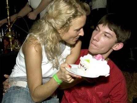 Картинка отсюда http://www.kak-sdelat.su/679-otnosheniya-v-kotoryh-paren-molozhe-devushki.html