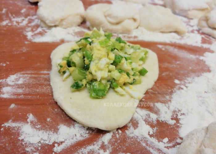 На каждую лепёшку выкладываю начинку и формирую пирожок