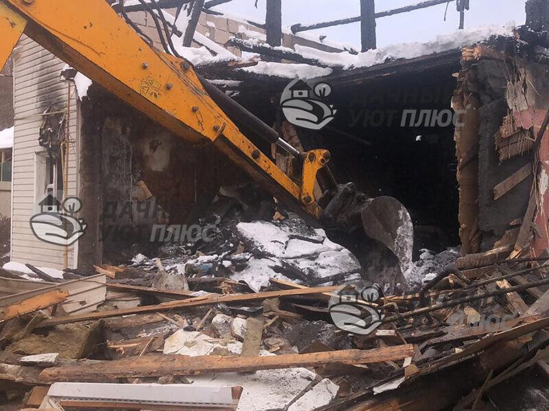 В процессе демонтажа деревянного дома