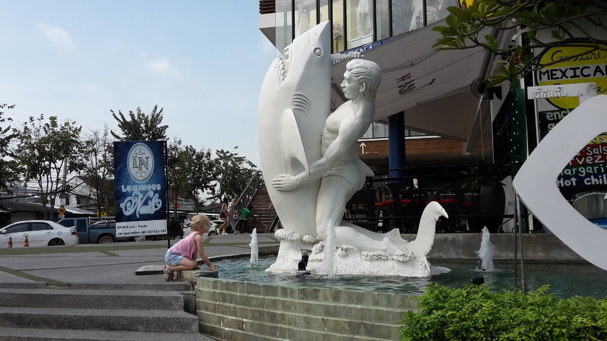 Скульптура в центре ХуаХина