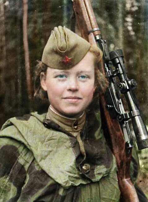 Призвана в августе 1941. Была включена в состав ансамбля песни и пляски, выступала на Волховском фронте. С августа 1942 — в действующей армии в качестве снайпера. Уничтожила 19 фашистов, награждена медалью «За отвагу».   
На фронте познакомилась с разведчиком Иваном Васильевым, вскоре поженились. Демобилизовалась по беременности в 1944, родила 5 дочерей. Награждена «Медалью материнства» 2-й степени. 
 
Наша гордость!