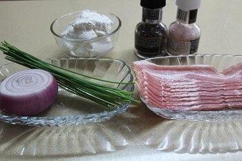 150-200г бекона 1 луковица
немного зелёного лука
200г крем-фреша (фр. crème fraîche — свежие сливки) — французский кисломолочный продукт с содержанием жира не более 30 % (обычно 15-18 или 28 %), похожий на сметану
соль,перец