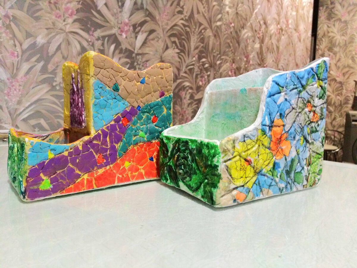 Один органайзер обклеен яичной скорлупой и покрашен, на другом декупаж по шпаклевке  