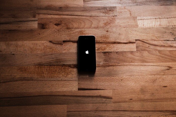 Изображение взято с сайта https://www.firestock.ru/ayfon-telefon-smartfon-dubovyiy-parket-iphone-phone-smartphone-oak-parquet/