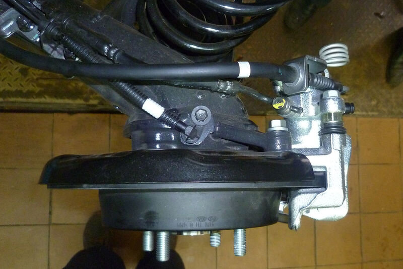 Биение диска можно обнаружить, поворачивая ступицу и наблюдая зазор между тормозной скобой и рабочей поверхностью диска. Если зазор существенно меняется, то имеет место биение диска.
