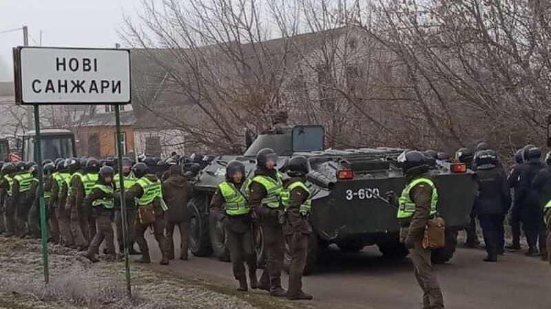 В Полтавской области местные жители перекрыли дорогу из областного центра еще в ночь на 20 февраля. По информации с мест, при попытке полиции Полтавской области разблокировать проезжую часть "некоторые участники акции оказали сопротивление, произошла короткая схватка". В Новые Санжары власти стянули силы Национальной гвардии и технику, в том числе бронированную. Протестующие принесли шины и подожгли их, начались задержания.