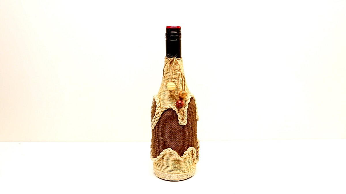 Декор бутылки с мешковиной и джутом