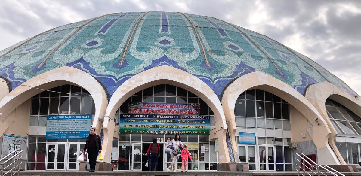 сделали фото на память) нас На фоне такого большого здания практически не видно))