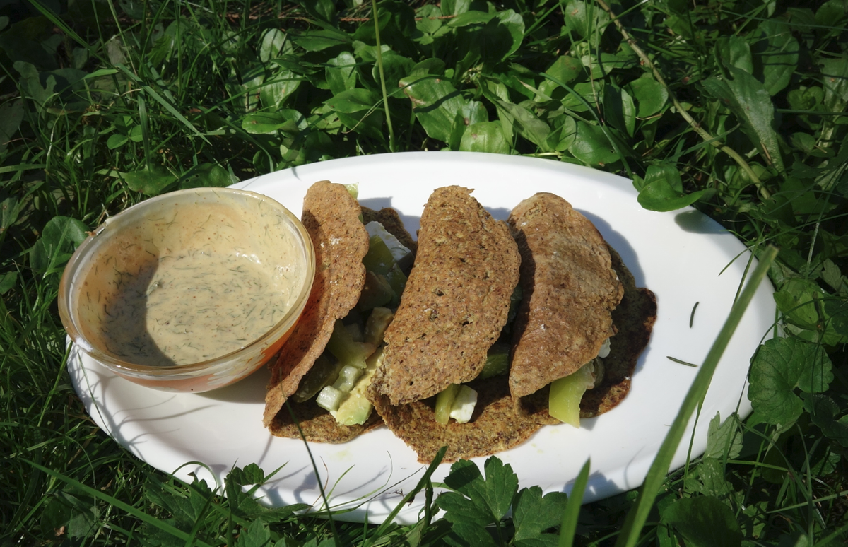 Льняная мука сочетается с рыбой, курицей, яйцами, салатом без крахмалистых ингредиентов (горошка, кукурузы, тыквы)