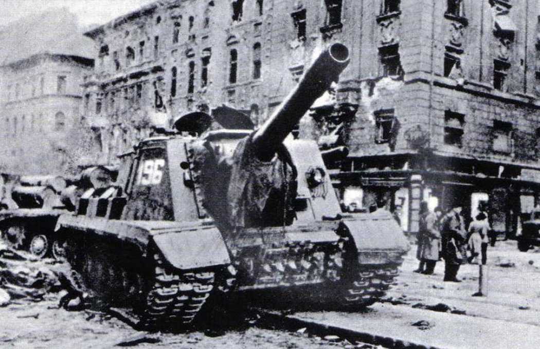 И машина не была бы беззащитной в случае если у нее собьют гусеницу.