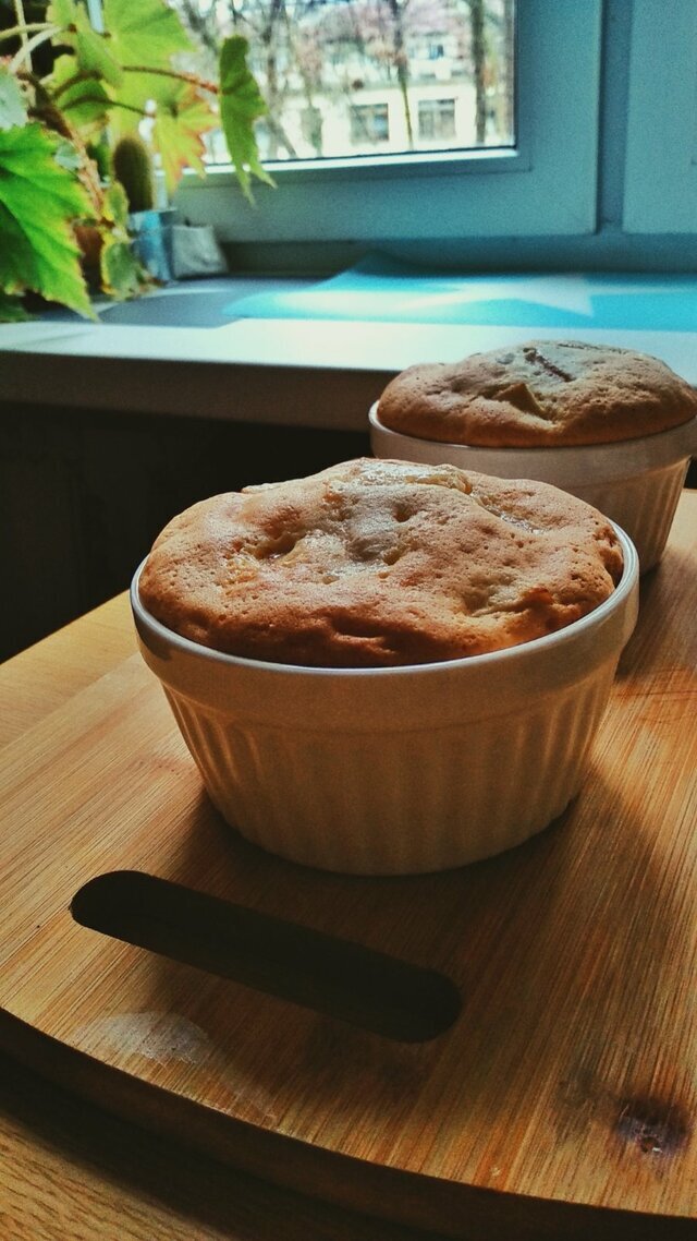 Пироги с яблоками: один себе, один соседям на угощение :)