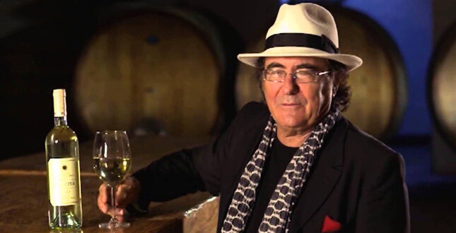 Сладкоголосый Аль толкает свое винище на бывшей ферме собственного отца