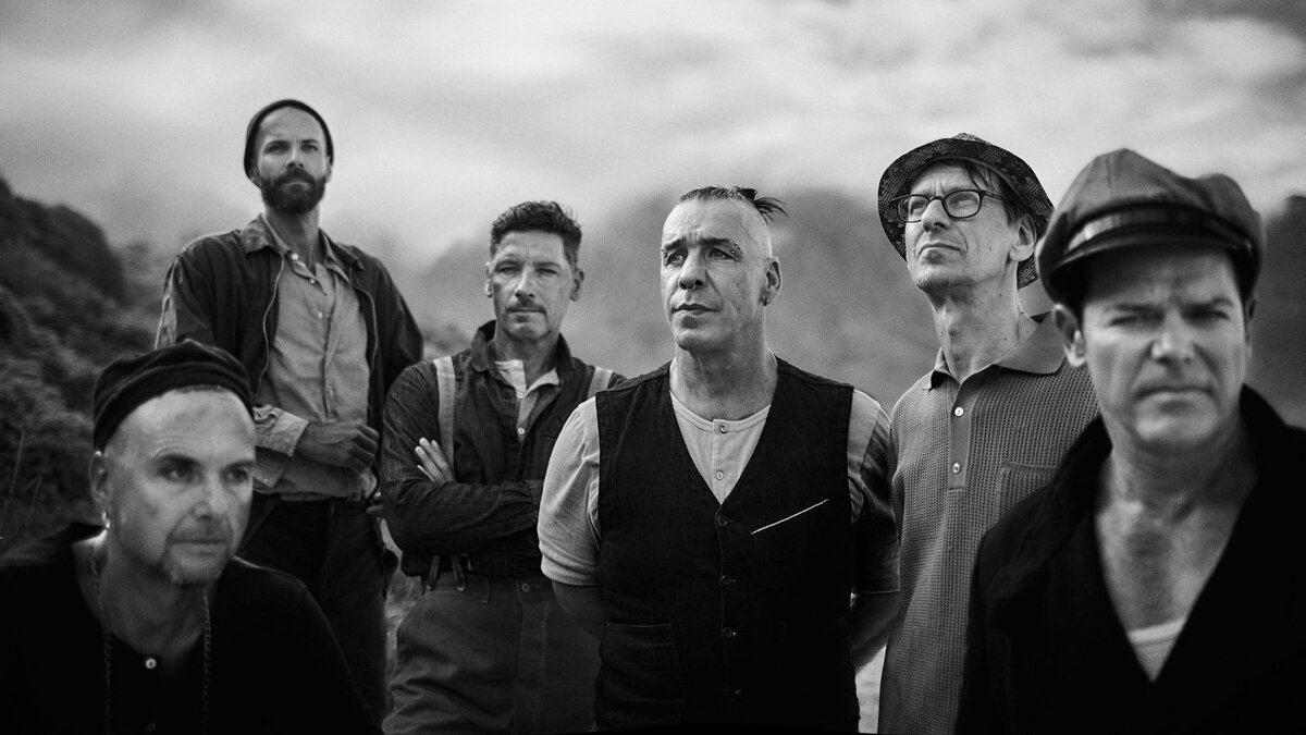 Группа Rammstein в 2019 году. Слева направо – Пауль Ландерс (ритм-гитарист), Оливер Ридель (бас-гитарист), Кристоф Шнайдер (барабанщик), Тилль Линдеманн (солист), Кристиан Лоренц, он же Флаке (клавишник), Рихард Круспе (гитарист).