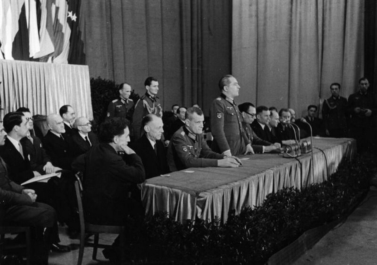 Берлин, ноябрь 1944 года. Власов и его офицеры на утверждении создания КОНР. Фото взято: SS-PK. Bogner Bundesarchiv, Bild 146-1997-076-02A / Bogner / CC-BY-SA