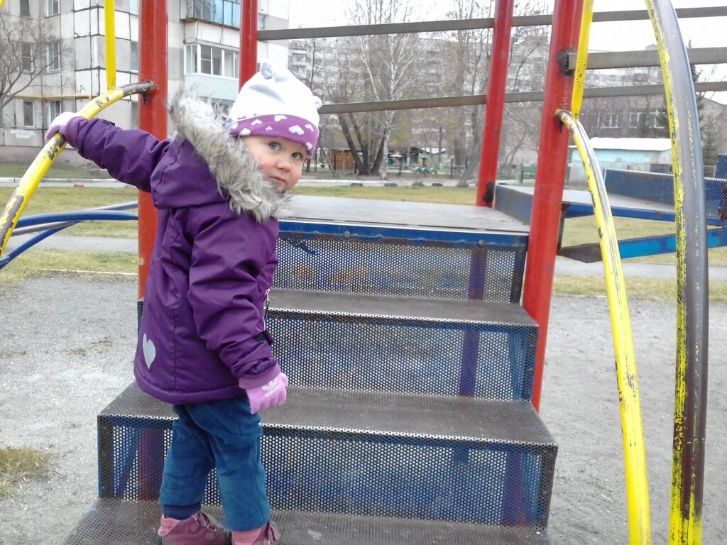 Анютка припрятала свои сокровища в надёжном месте!