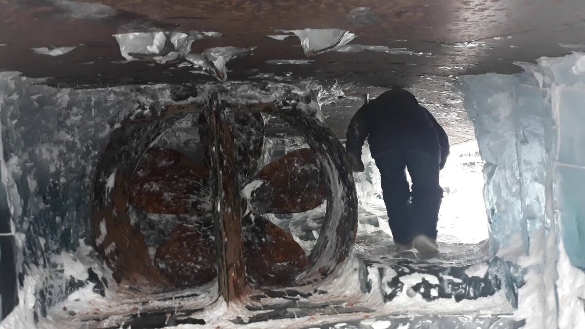 Выморозка кораблей что это такое. Выморозка судов. Судно якутия. Выморозка кораблей что это такое. Судоремонт на льду.