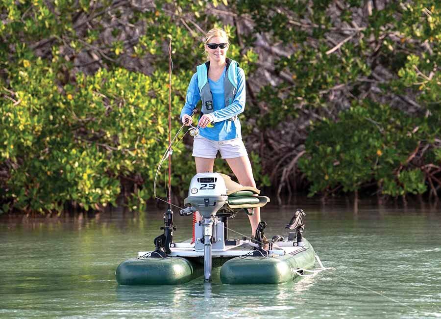 Конструкция надувного катамарана SUPCat10 длиной 304 см и шириной 106 см дает возможность ловить рыбу в одиночку нахлыстом или на спиннинг как из сидячего, так и стоящего положения.