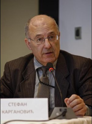 Стефан Карганович, сербский юрист, философ, политолог, публицист. Выступая в Гааге, сумел отстоять Караджича и др., развалив фальсификации дел по Сребренице.