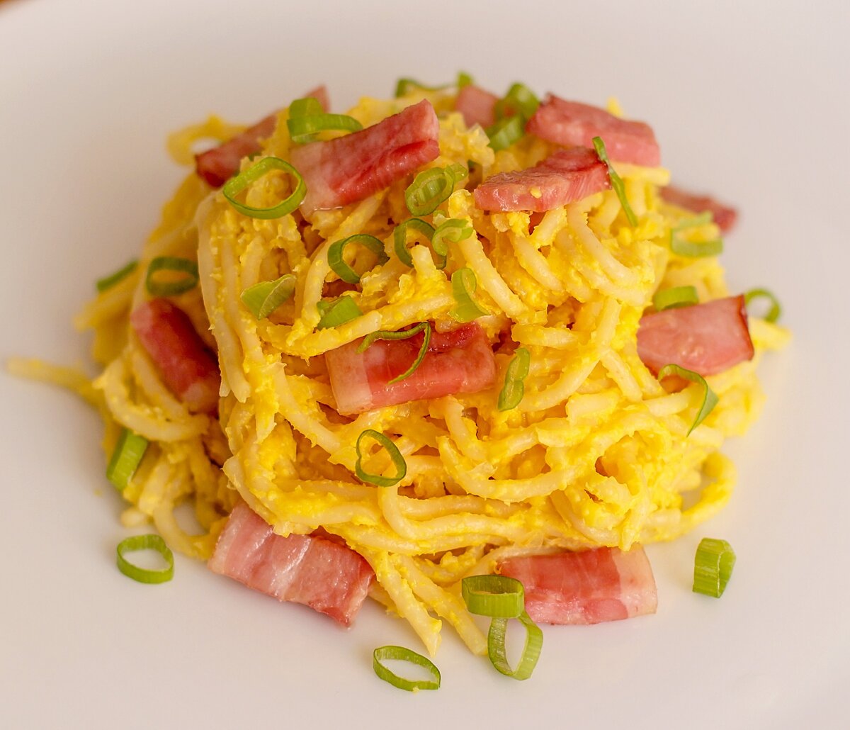 Тихий убийца - копченый бекон - и желтая паста.