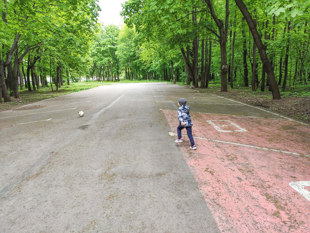 Та самая парковка. Слева площадка и дома