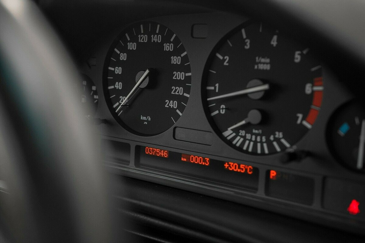 Показатель пробега всего 37500 км. Это новый авто. 