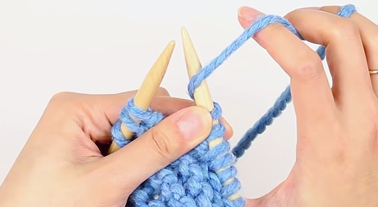 Так получается, когда вы случайно подводите рабочую нить к передней части спицы.