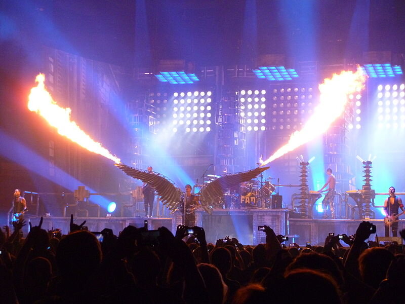 https://upload.wikimedia.org/wikipedia/commons/thumb/8/8e/Rammstein_Live_at_Madison_Square_Garden.jpg/800px-Rammstein_Live_at_Madison_Square_Garden.jpg