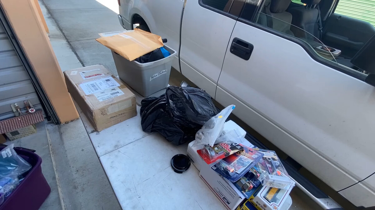 из мешка достали разные детские игрушки: машинки, паровоз...