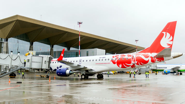 Самолет Buta Airways в аэропорту