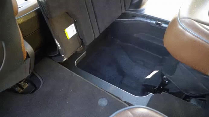 Большое пространство при сложенных сиденьях в Chrysler Pacifica. Лиса рулит