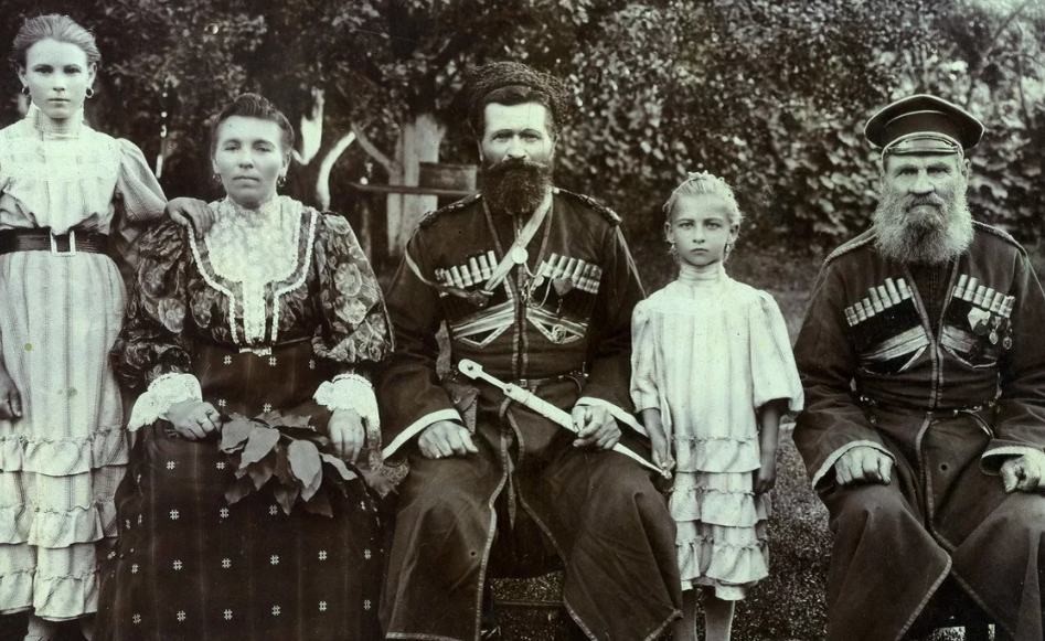 Семейная генеалогия донского казачества. Донская казачка 19 века. Донские казаки семья. Казачья семья. Казаки и казачки