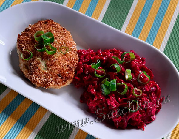 Куриные котлеты со свекольным салатом