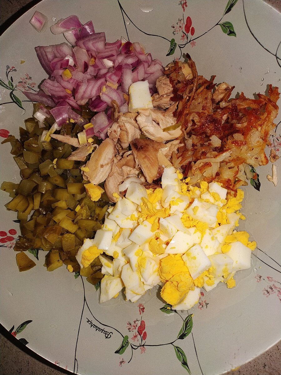 2 яйца, курочка у меня осталось от супа здесь 200 гр мяса, огурчики малосольные 3 шт корнишона ,лук маринованный в уксусе и воде - 1 шт , жареный картофель во фритюре (1 шт крупного картофеля на тёртого на терке) немного в салат,а большую часть для украшения . 