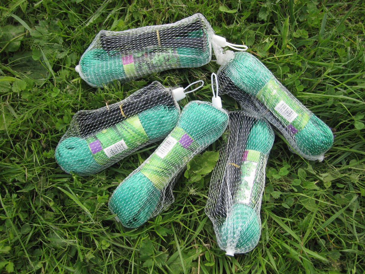 Сетка садовая с 4-мя колышками из магазина «FixРrice» (3 фото автора)