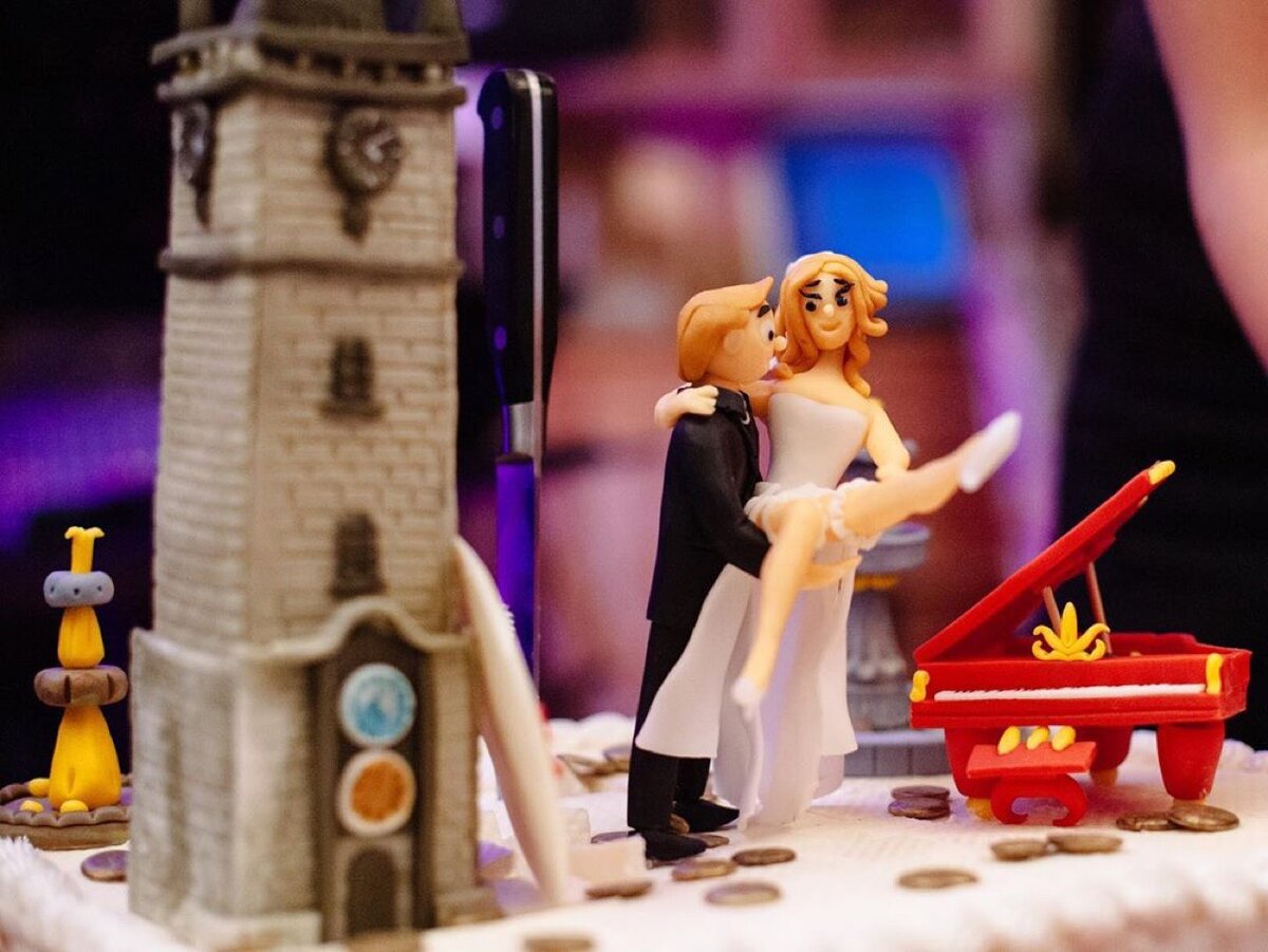 Наш свадебный торт со знаменитыми пражскими часами и нами, странной парочкой)))