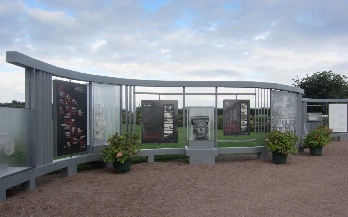 Экспозиция на территории Купеческой гавани Нижнего парка, посвященная жизни Петергофа в годы войны 1941-1945 гг.