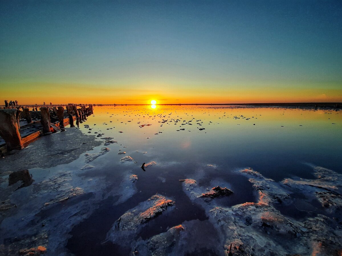 Как и обещала продолжение красоты. В начале августа мы всей семьёй ездили на азовское море. Море мелкое, поэтому всегда было тёплое, для ребёнка было самое радость. Были мы на генической горки. Не далеко было розовое озеро, солёное озеро, зоопарк, дельфинарий и аквапарк. Из всего перечисленного мы были только на розовом озере, соленом и в самом городе Геническ которое тоже было не далеко. 