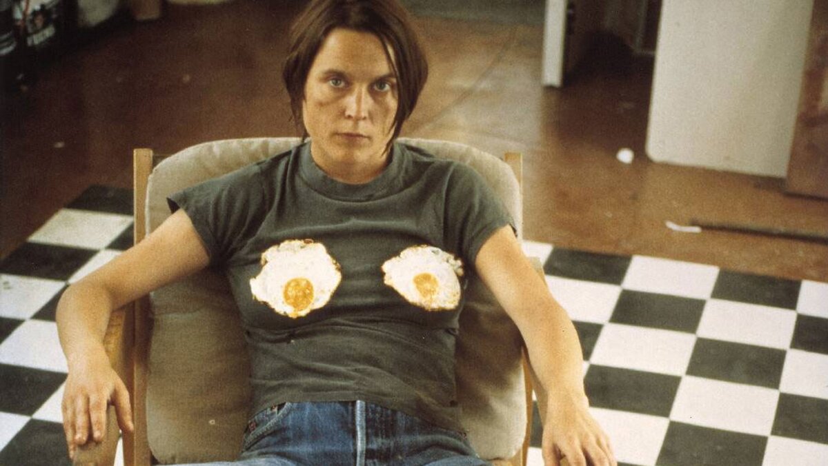 Сара Лукас. Автопортрет с жаренными яйцами. 1996