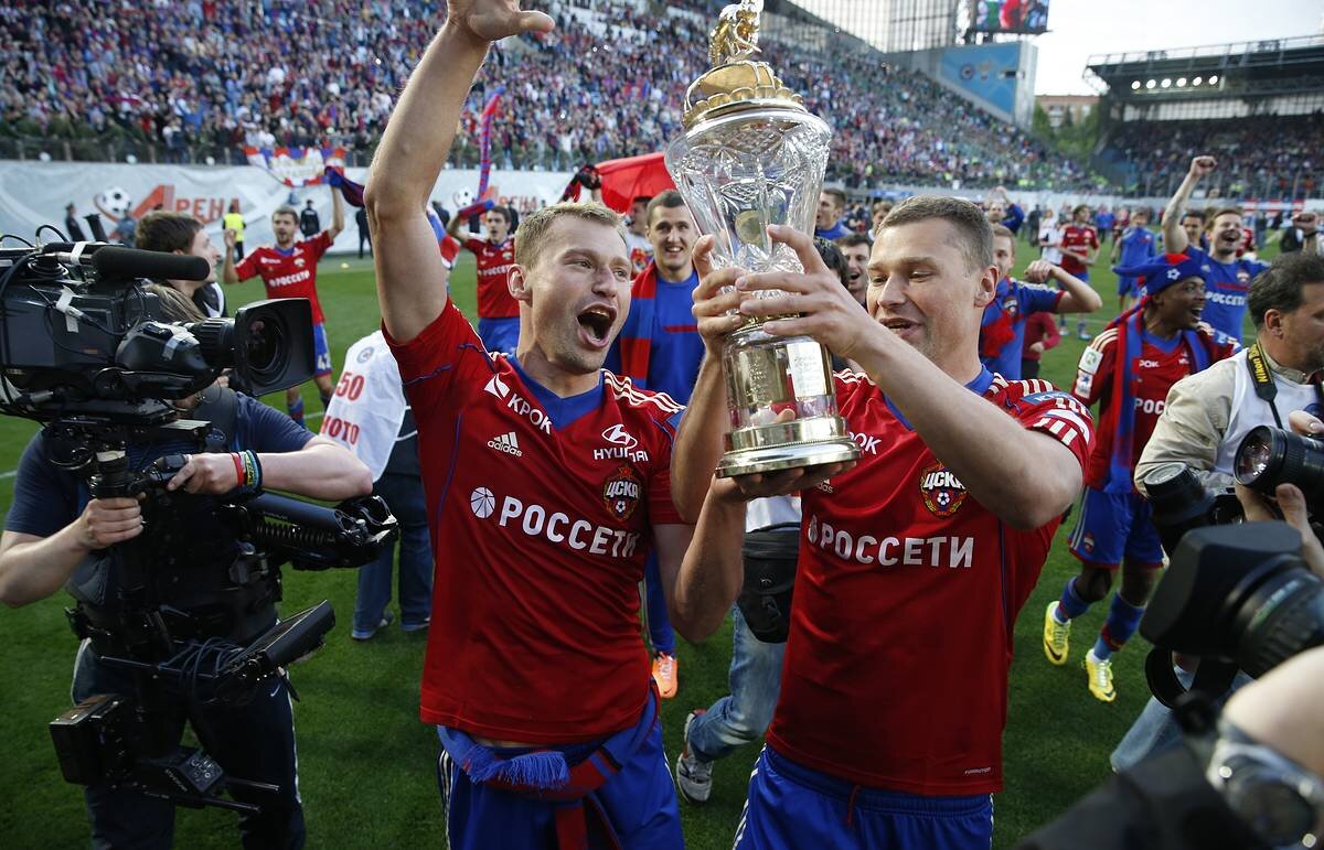 Братья Березуцкие с чемпионским кубком РПЛ. Фото из интернета.