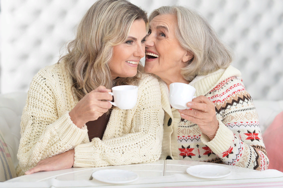 Две женщины в возрасте. Подруги в возрасте. Две подружки в возрасте. Две пожилые женщины пьют чай.