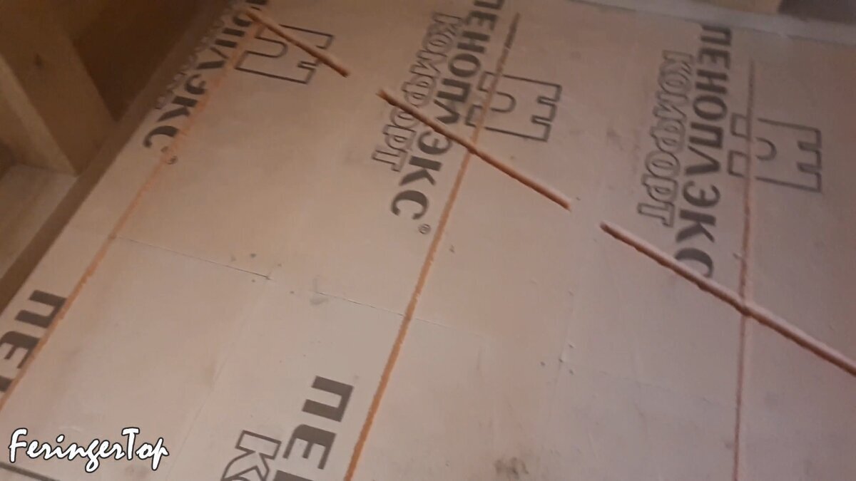 В пенопласте вырезан слив воды (кадр из видео)