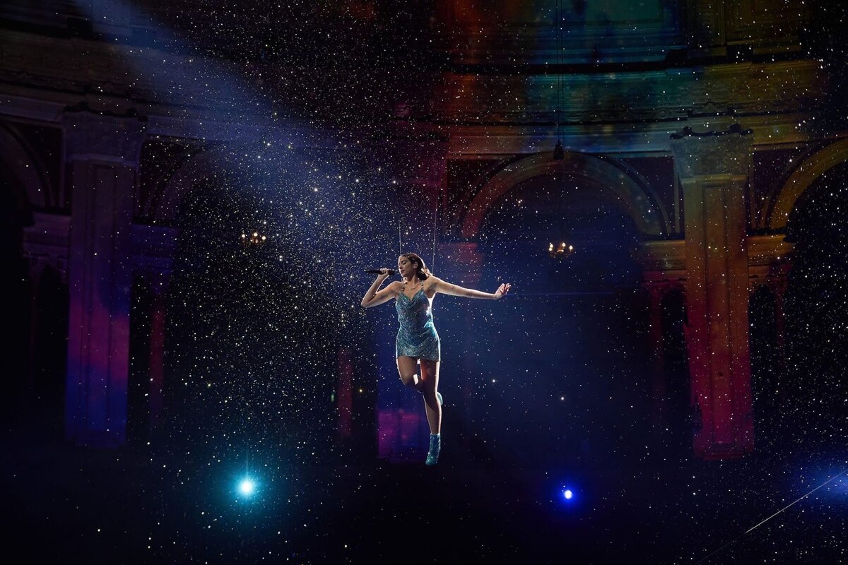 Dua Lipa представила сингл «Levitating» на «American Music Awards»