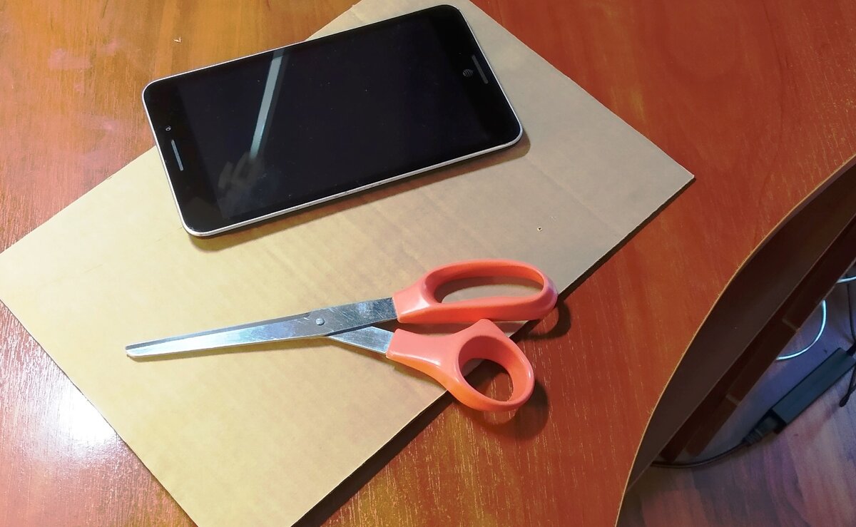 Фото 1. Нужны только гофрокартон и ножницы. 