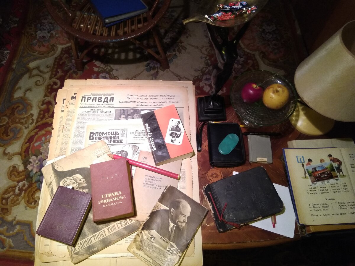 ...яблочки из воска тоже винтаж, но конфетки настоящие