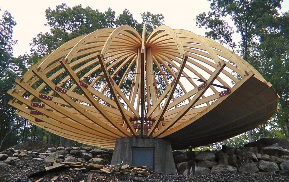 Стратодезический купол церковный. Купольные строения. Купол в. Купольные дома по технологии фуллера. Геодезический купол фуллера оранжерея.