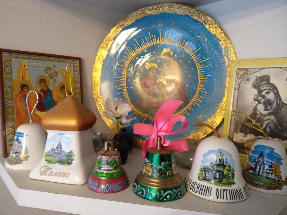 На полочке кухонного гарнитура часть коллекции колокольчиков