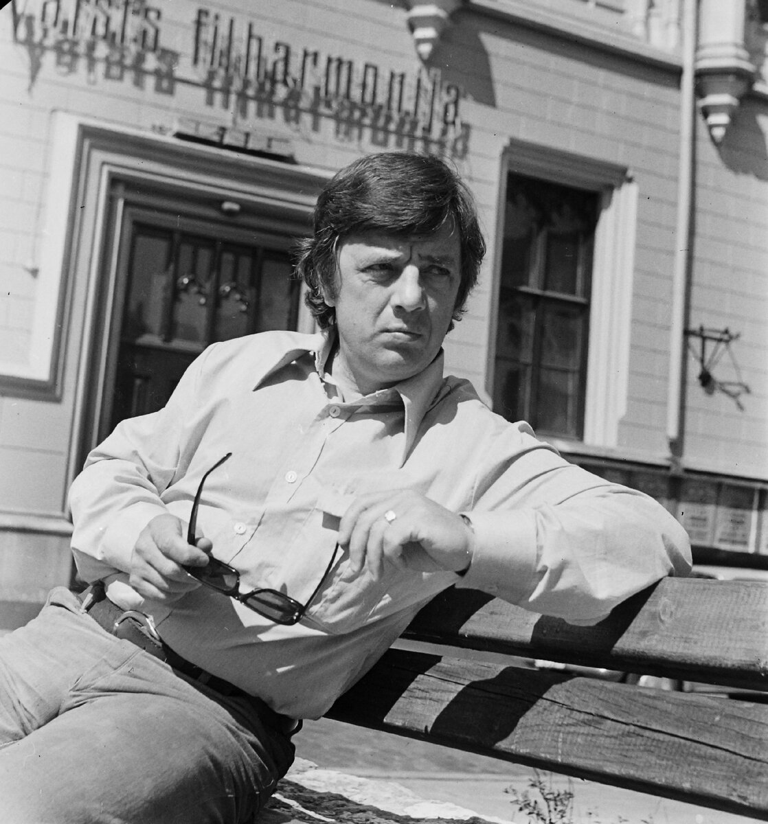 Раймонд Паулс у здания Государственной филармонии Латвийской ССР. Фотограф Шибанов А. В. Рига. 1970-е