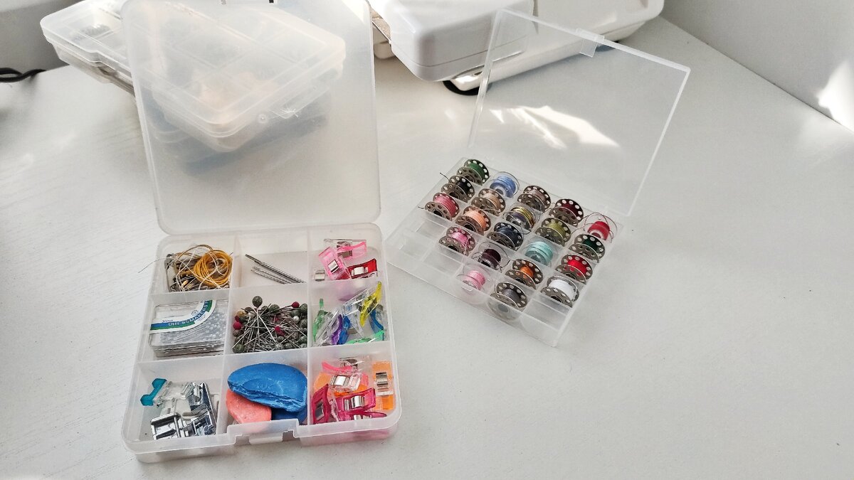 Здесь у меня иглы, булавки, прищепки, лапки для машин, мелки. Отдельная коробка для шпулек.